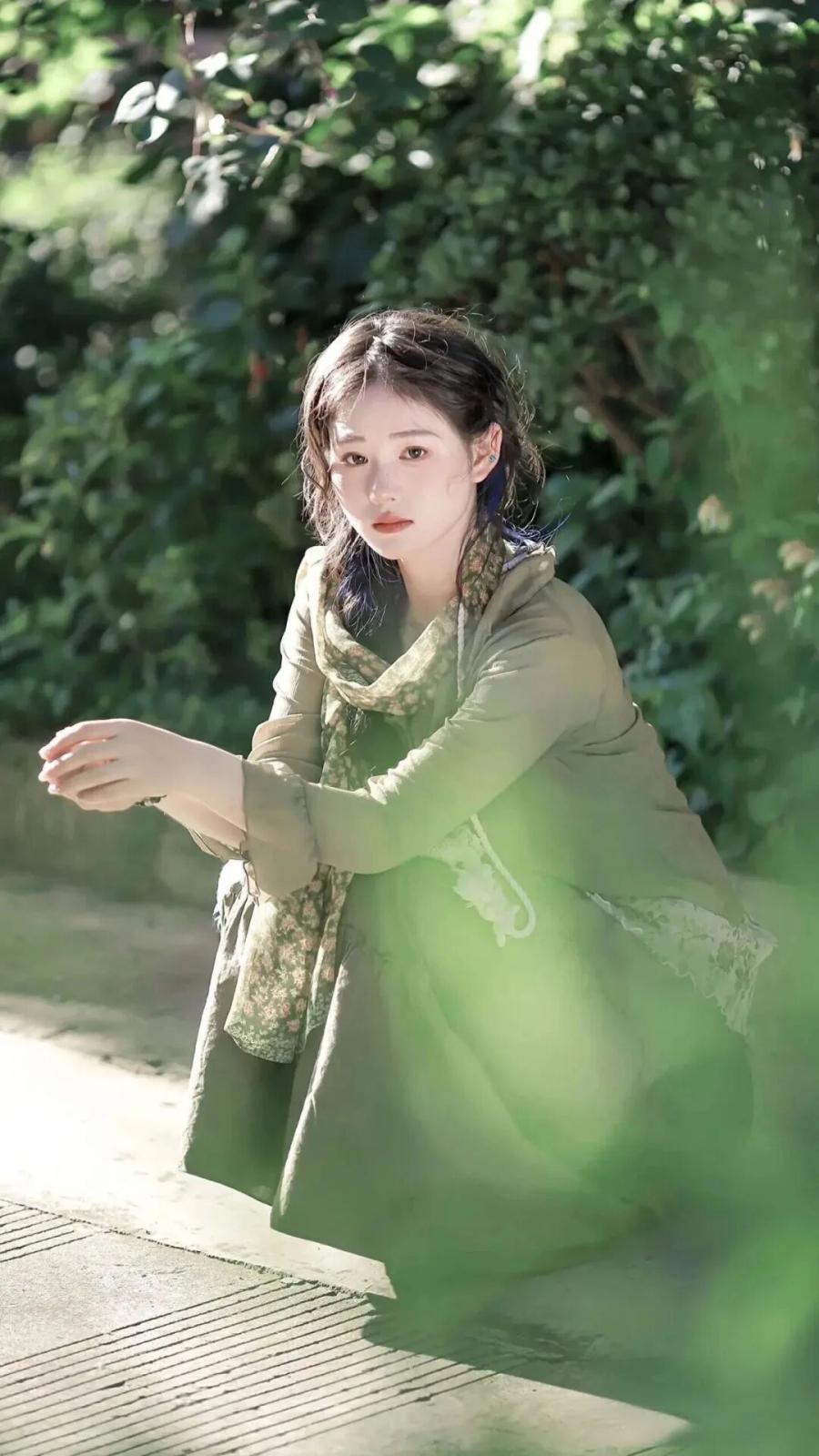 户外人像不僵站！6个松弛感摆姿，随手出片-第5张图片-风享汇