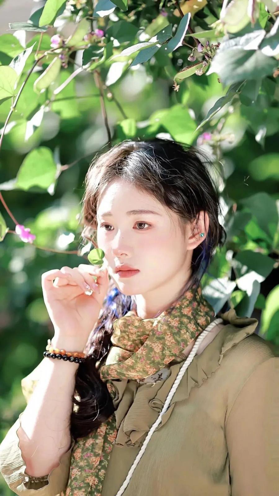 户外人像不僵站！6个松弛感摆姿，随手出片-第4张图片-风享汇