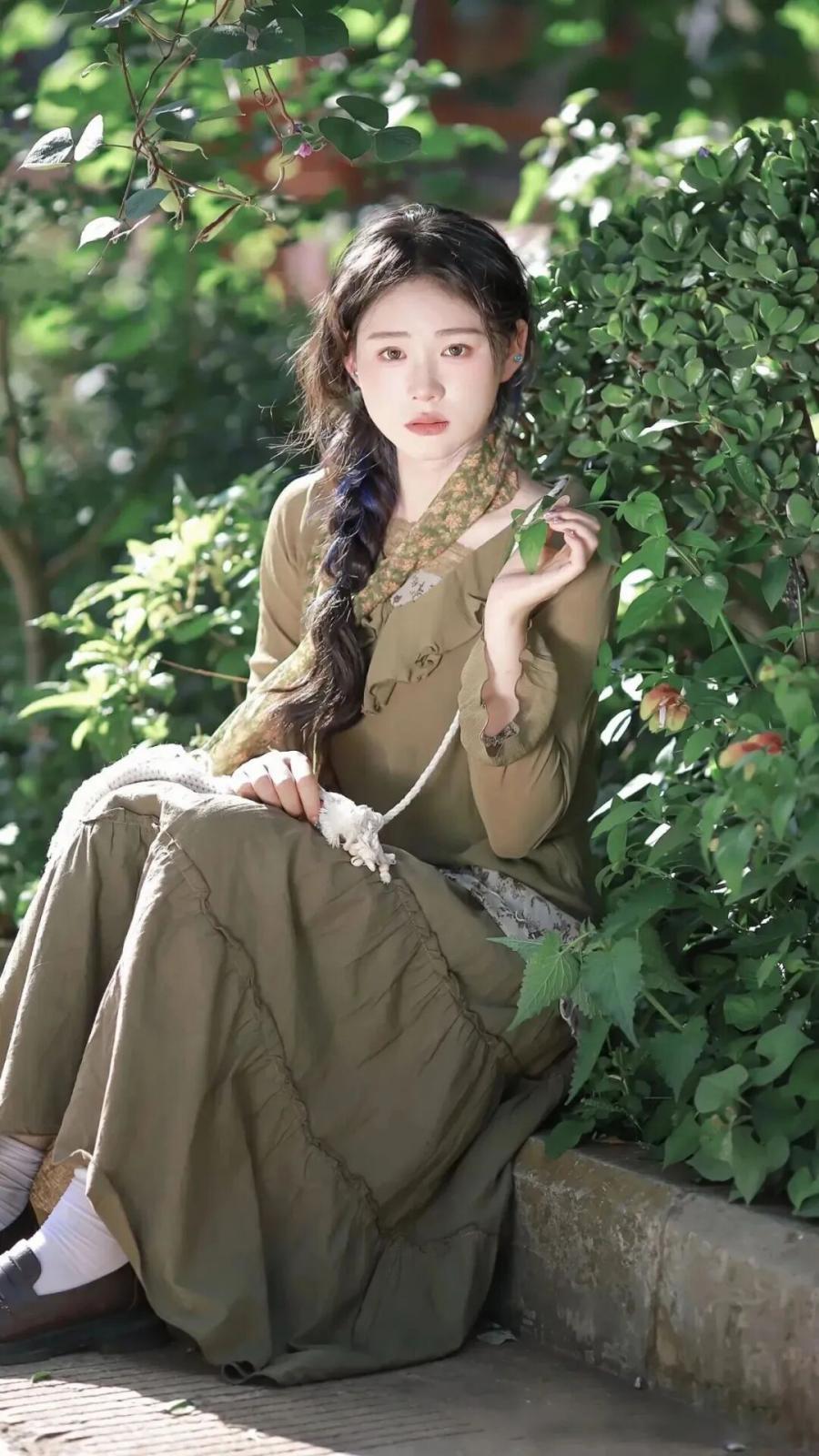 户外人像不僵站！6个松弛感摆姿，随手出片-第7张图片-风享汇