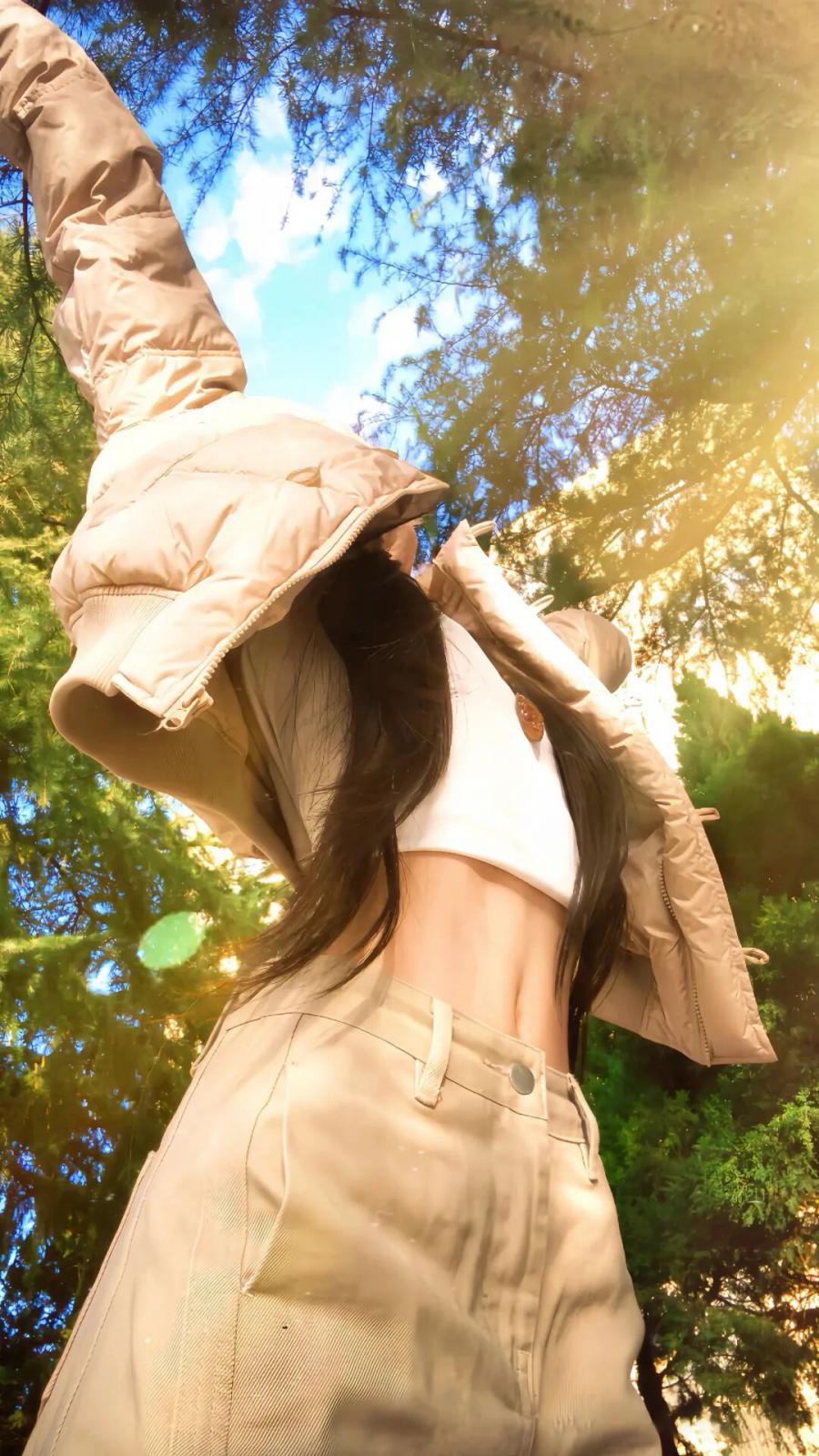 户外松弛感摆姿:6 个出片动作直接抄!-第2张图片-风享汇 户外松弛感摆姿:6 个出片动作直接抄!-第2张图片-风享汇