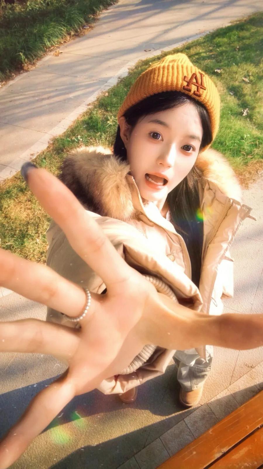 户外松弛感摆姿:6 个出片动作直接抄!-第5张图片-风享汇 户外松弛感摆姿:6 个出片动作直接抄!-第5张图片-风享汇