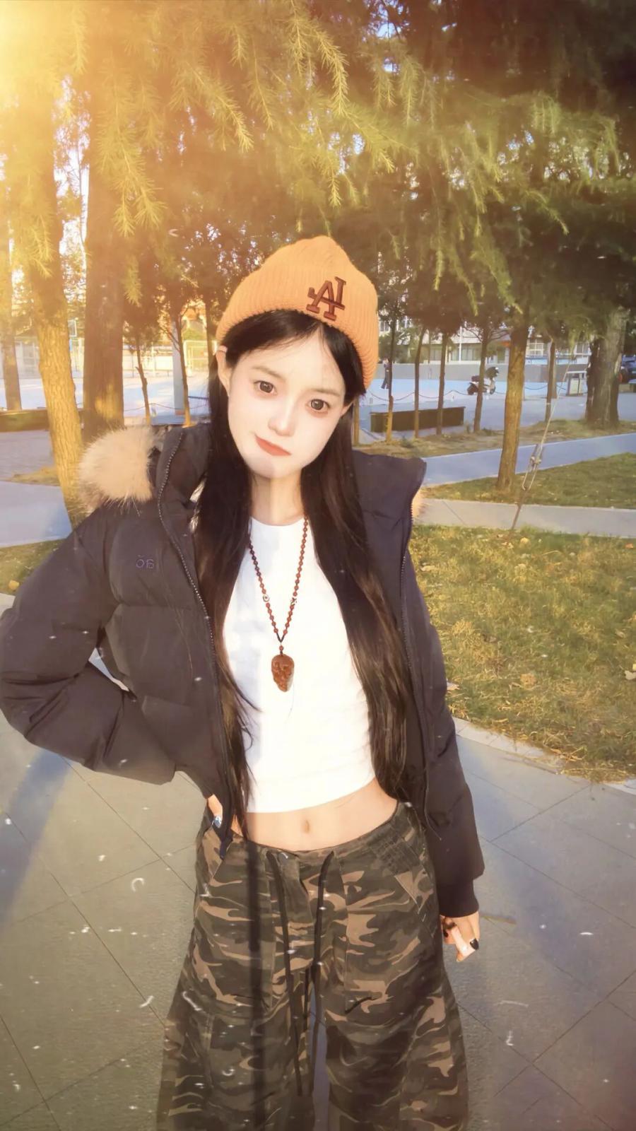 户外松弛感摆姿:6 个出片动作直接抄!-第7张图片-风享汇 户外松弛感摆姿:6 个出片动作直接抄!-第7张图片-风享汇