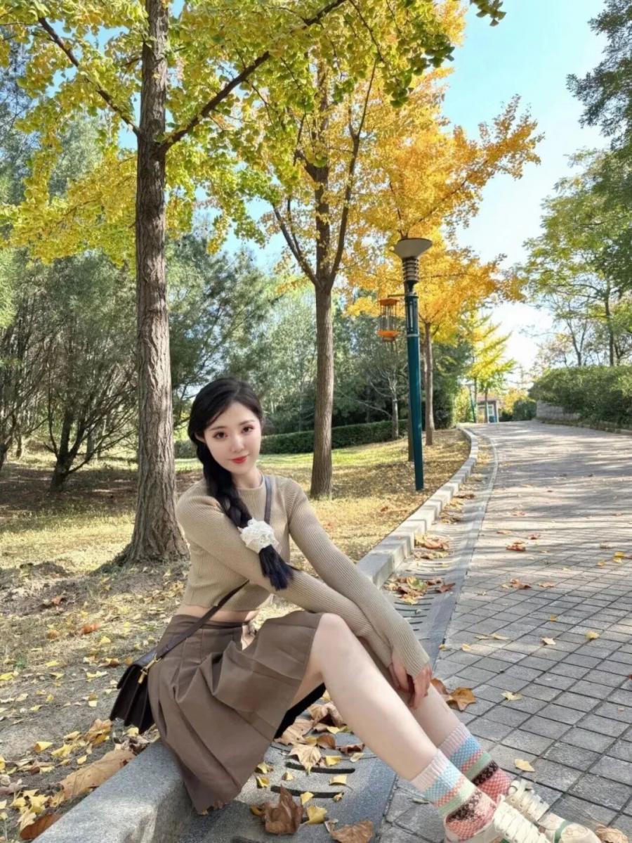 户外拍照不尴尬！9个松弛感摆姿直接抄-第2张图片-风享汇