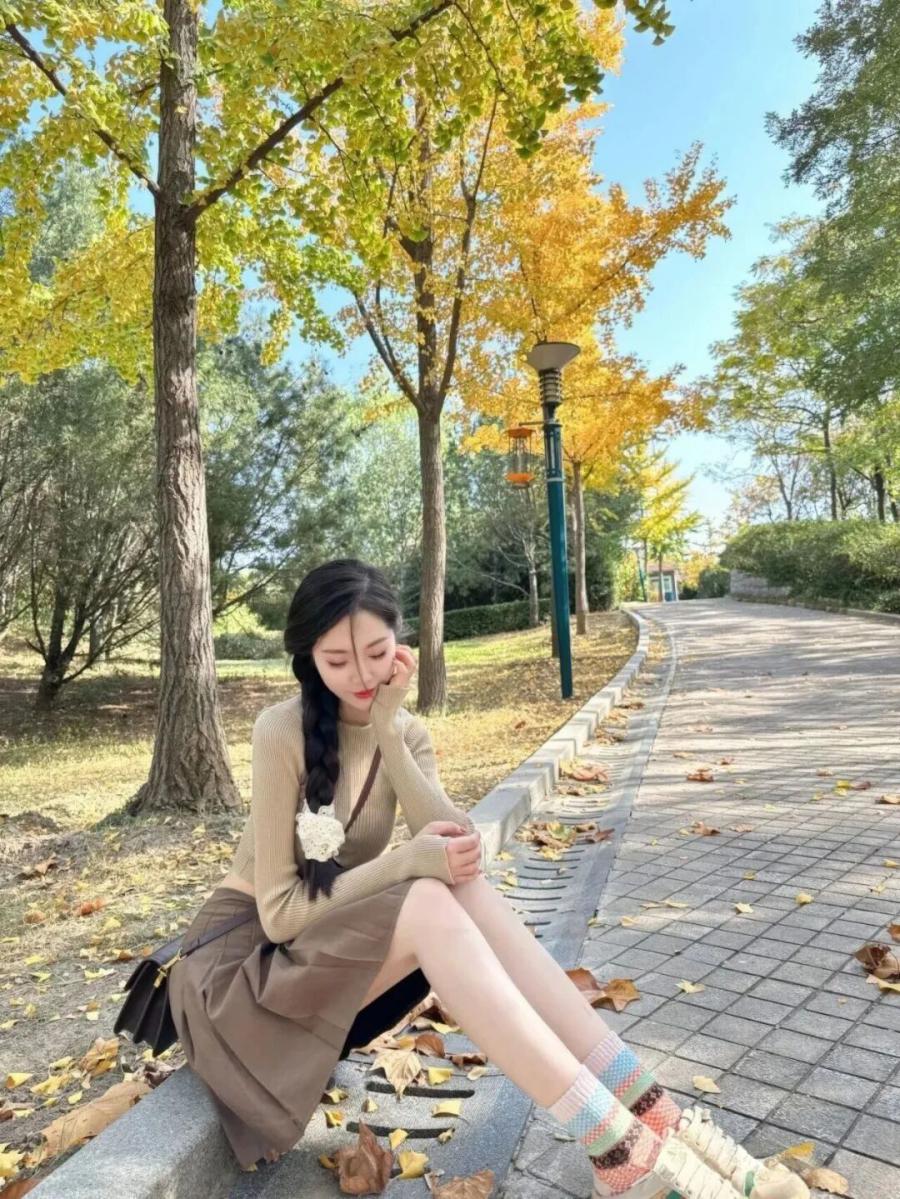 户外拍照不尴尬！9个松弛感摆姿直接抄-第3张图片-风享汇