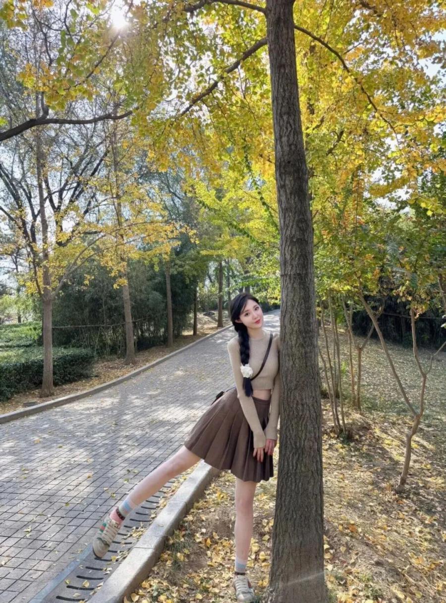 户外拍照不尴尬！9个松弛感摆姿直接抄-第4张图片-风享汇