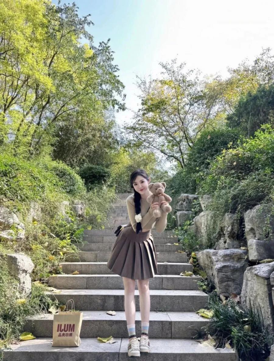 户外拍照不尴尬！9个松弛感摆姿直接抄-第5张图片-风享汇