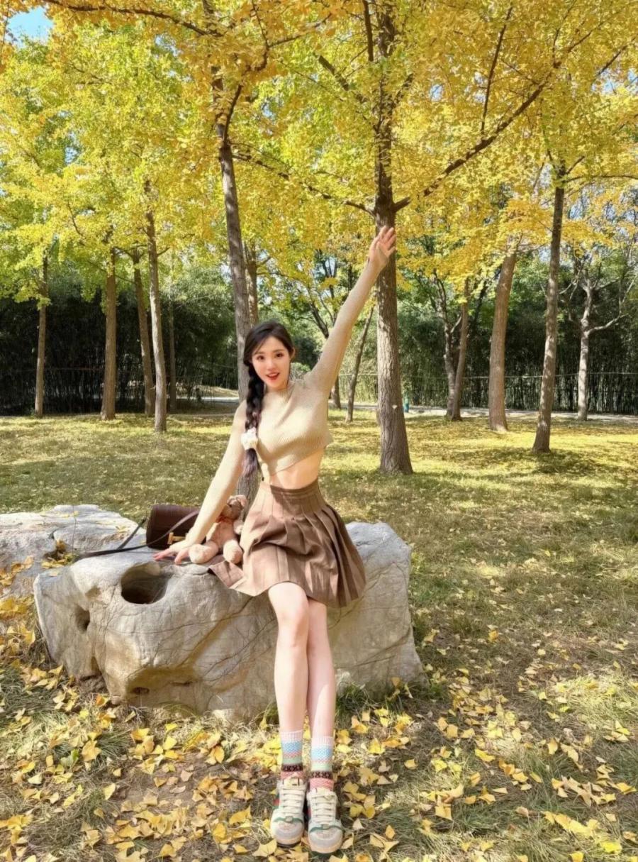 户外拍照不尴尬！9个松弛感摆姿直接抄-第6张图片-风享汇