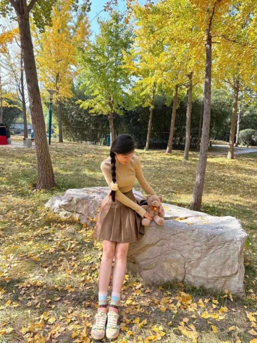 户外拍照不尴尬！9个松弛感摆姿直接抄-第9张图片-风享汇