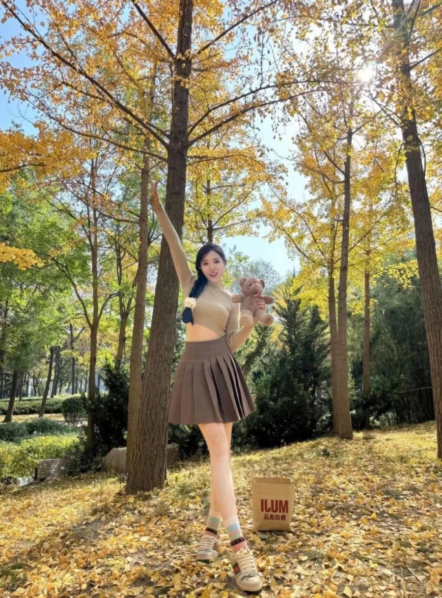 户外拍照不尴尬！9个松弛感摆姿直接抄-第8张图片-风享汇