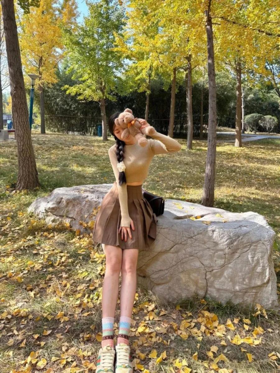 户外拍照不尴尬！9个松弛感摆姿直接抄-第10张图片-风享汇