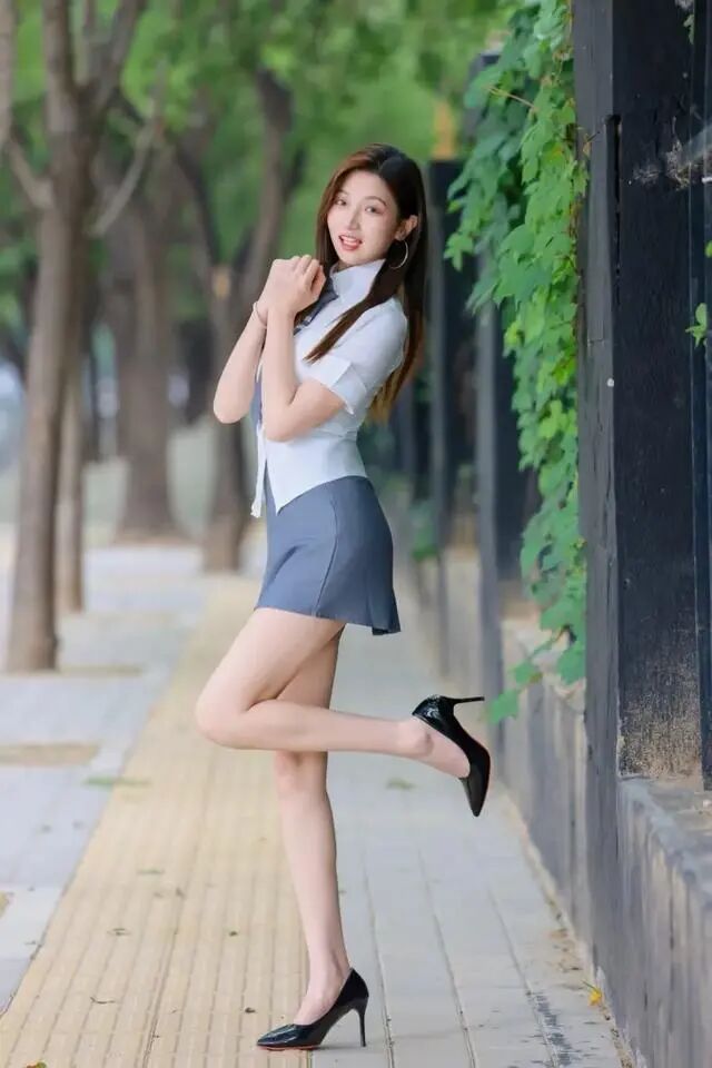 林荫步道拍人像？这9个出片姿势直接抄！-第2张图片-风享汇