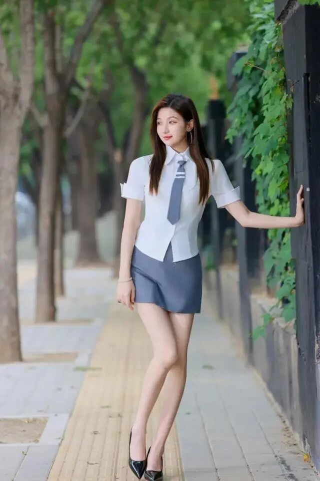 林荫步道拍人像？这9个出片姿势直接抄！-第7张图片-风享汇