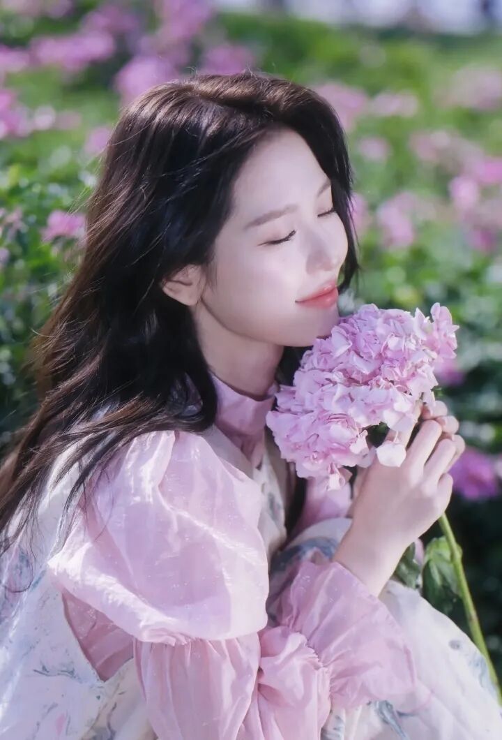 冬日温柔写真｜9个治愈系花束摆姿，甜到心坎里-第2张图片-风享汇