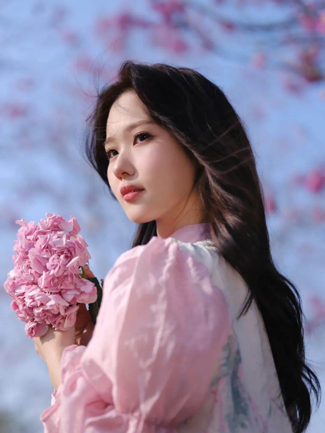 冬日温柔写真｜9个治愈系花束摆姿，甜到心坎里-第3张图片-风享汇