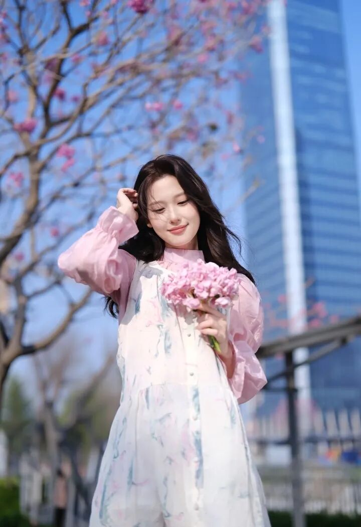 冬日温柔写真｜9个治愈系花束摆姿，甜到心坎里-第5张图片-风享汇