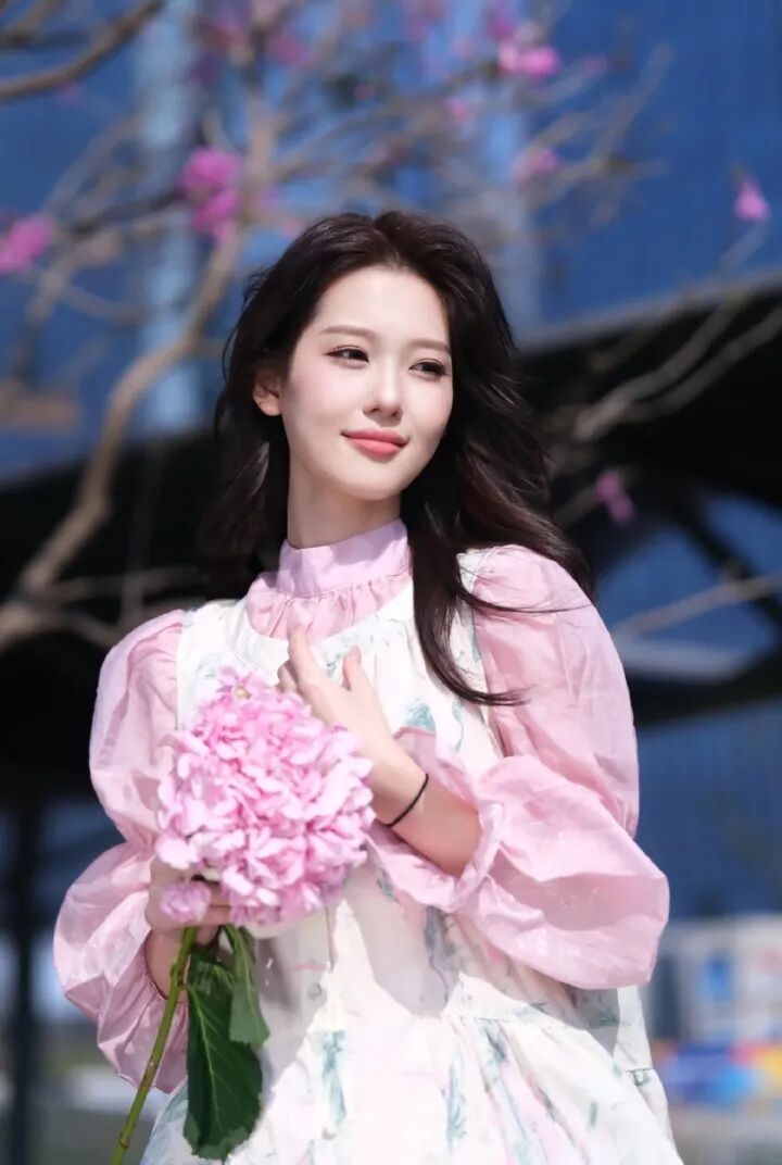 冬日温柔写真｜9个治愈系花束摆姿，甜到心坎里-第7张图片-风享汇