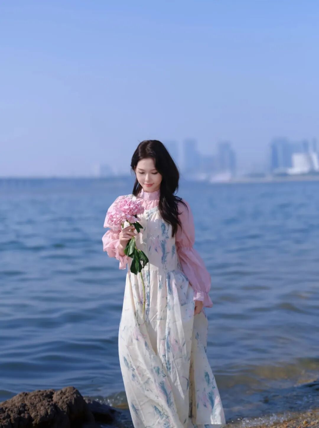 冬日温柔写真｜9个治愈系花束摆姿，甜到心坎里-第4张图片-风享汇