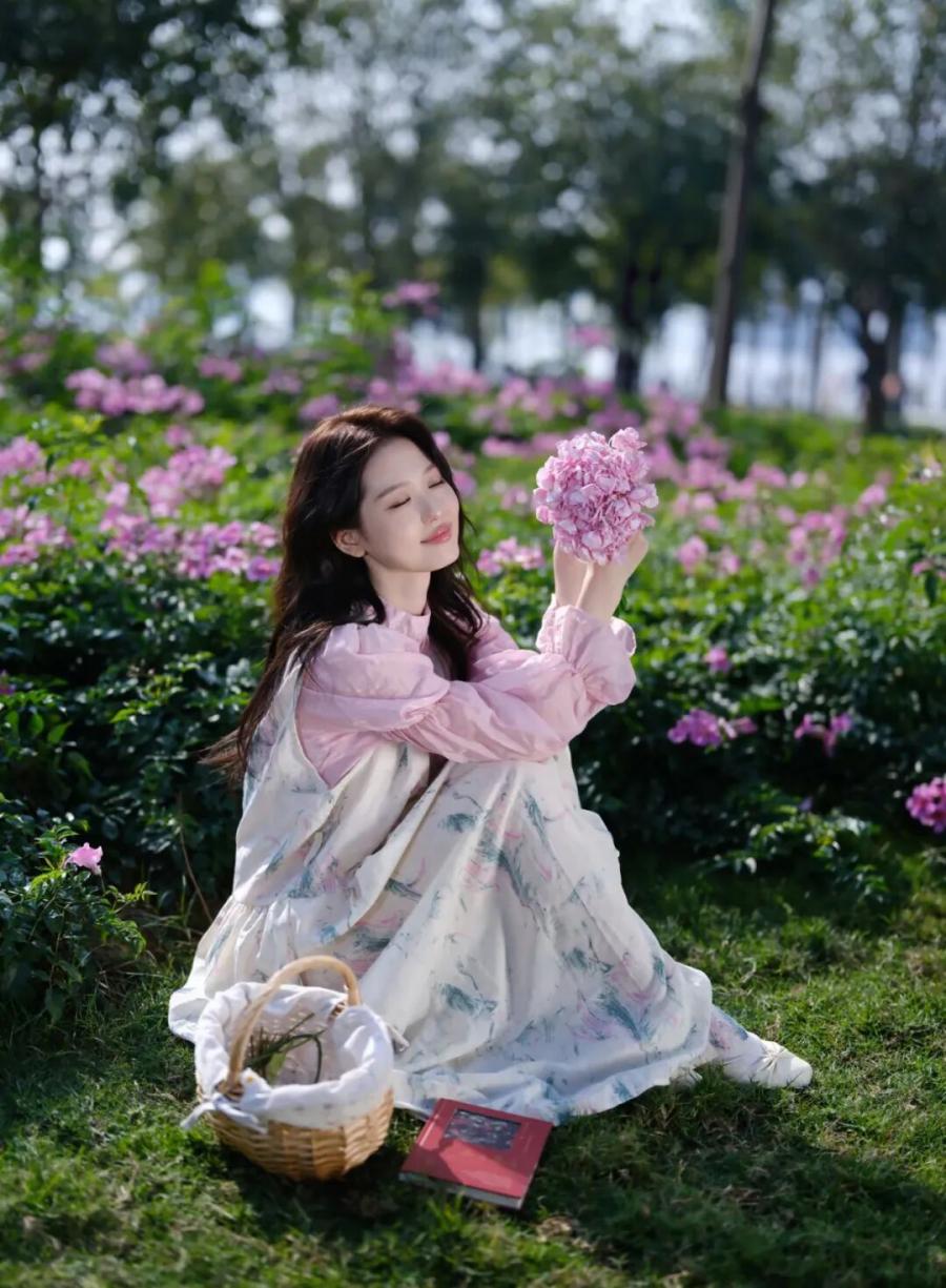 冬日温柔写真｜9个治愈系花束摆姿，甜到心坎里-第10张图片-风享汇