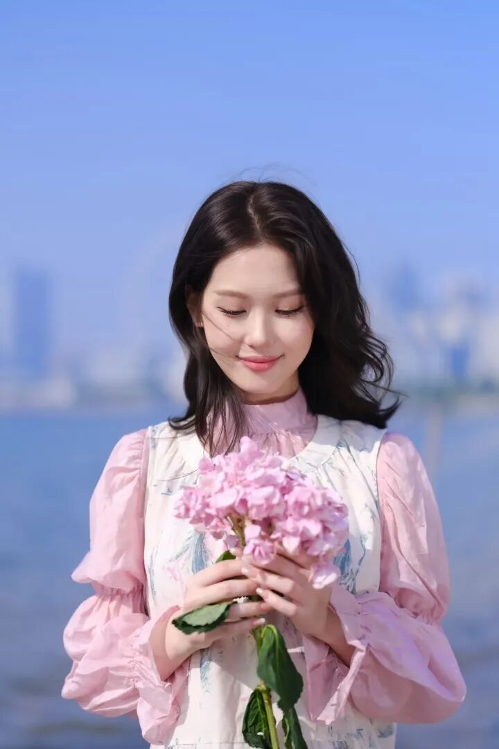 冬日温柔写真｜9个治愈系花束摆姿，甜到心坎里-第8张图片-风享汇