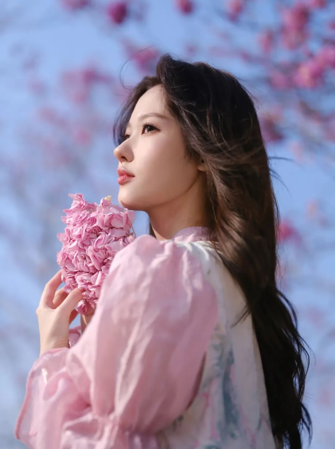 冬日温柔写真｜9个治愈系花束摆姿，甜到心坎里-第9张图片-风享汇