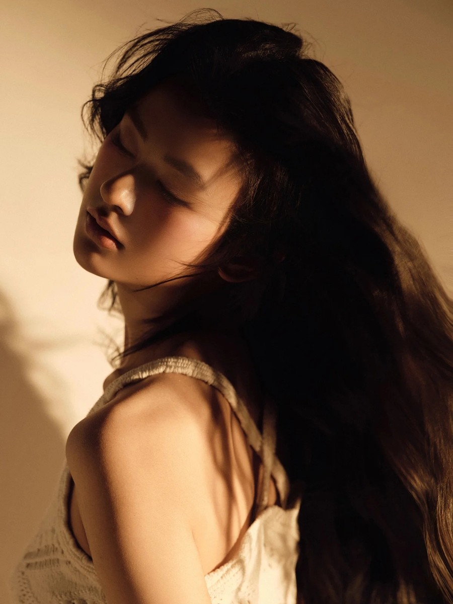 光影氛围感美女写真-第3张图片-风享汇