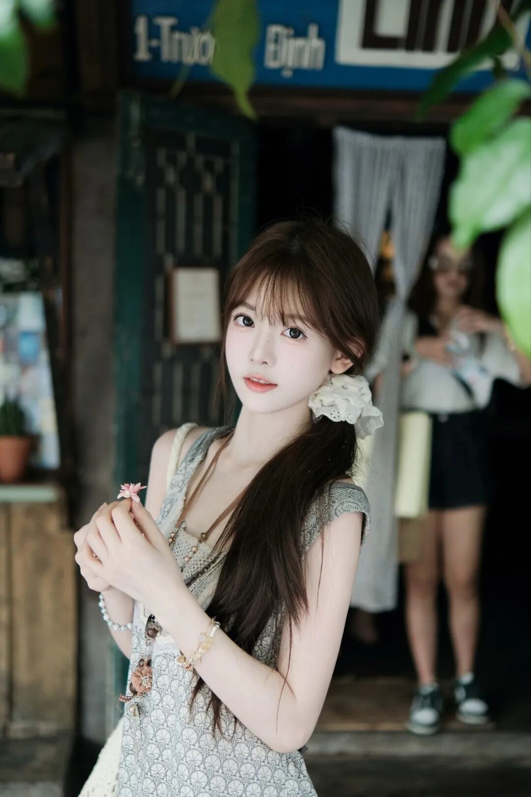 复古小店出片：9个懒人摆姿，轻松拿捏氛围感-第5张图片-风享汇