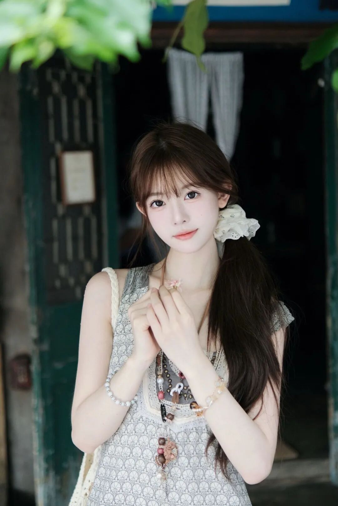 复古小店出片：9个懒人摆姿，轻松拿捏氛围感-第10张图片-风享汇