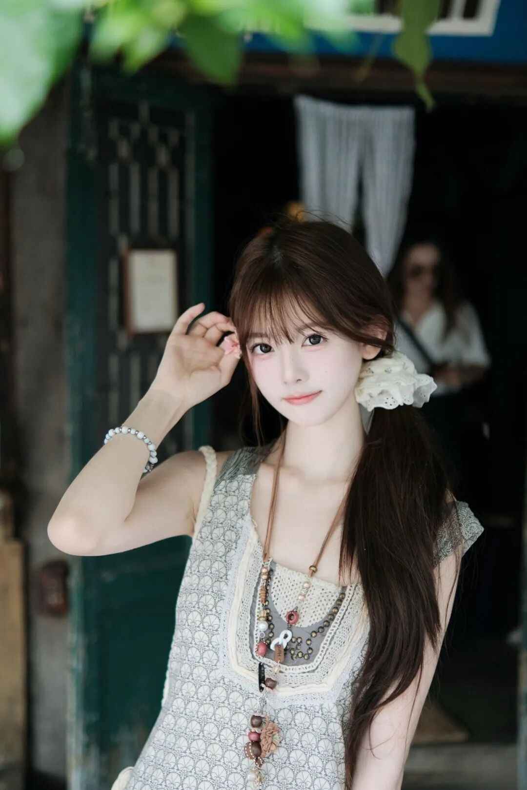 复古小店出片：9个懒人摆姿，轻松拿捏氛围感-第8张图片-风享汇