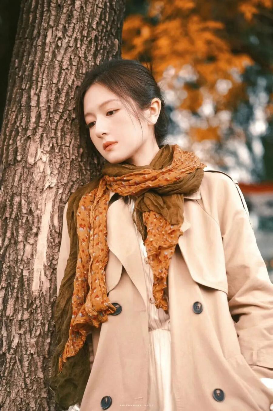 跟着明星学拍照摆姿:5招拿捏松弛氛围感-第2张图片-风享汇 跟着明星学拍照摆姿:5招拿捏松弛氛围感-第2张图片-风享汇