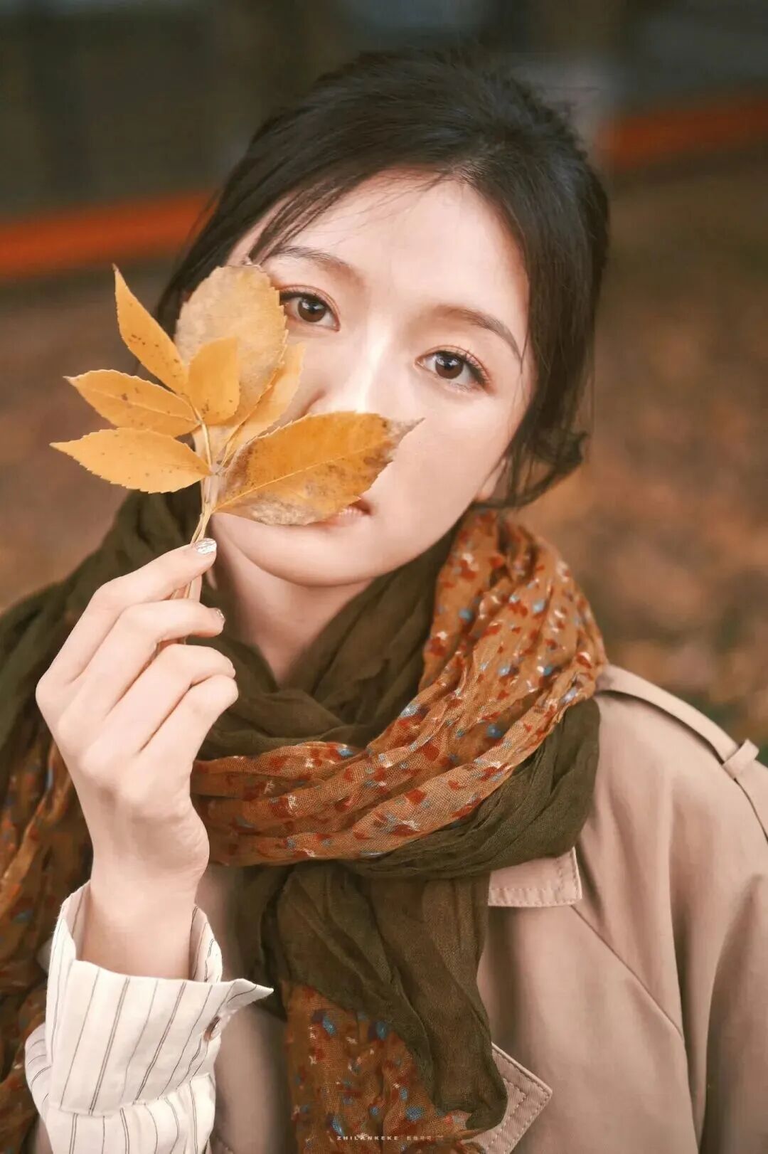 跟着明星学拍照摆姿:5招拿捏松弛氛围感-第4张图片-风享汇 跟着明星学拍照摆姿:5招拿捏松弛氛围感-第4张图片-风享汇