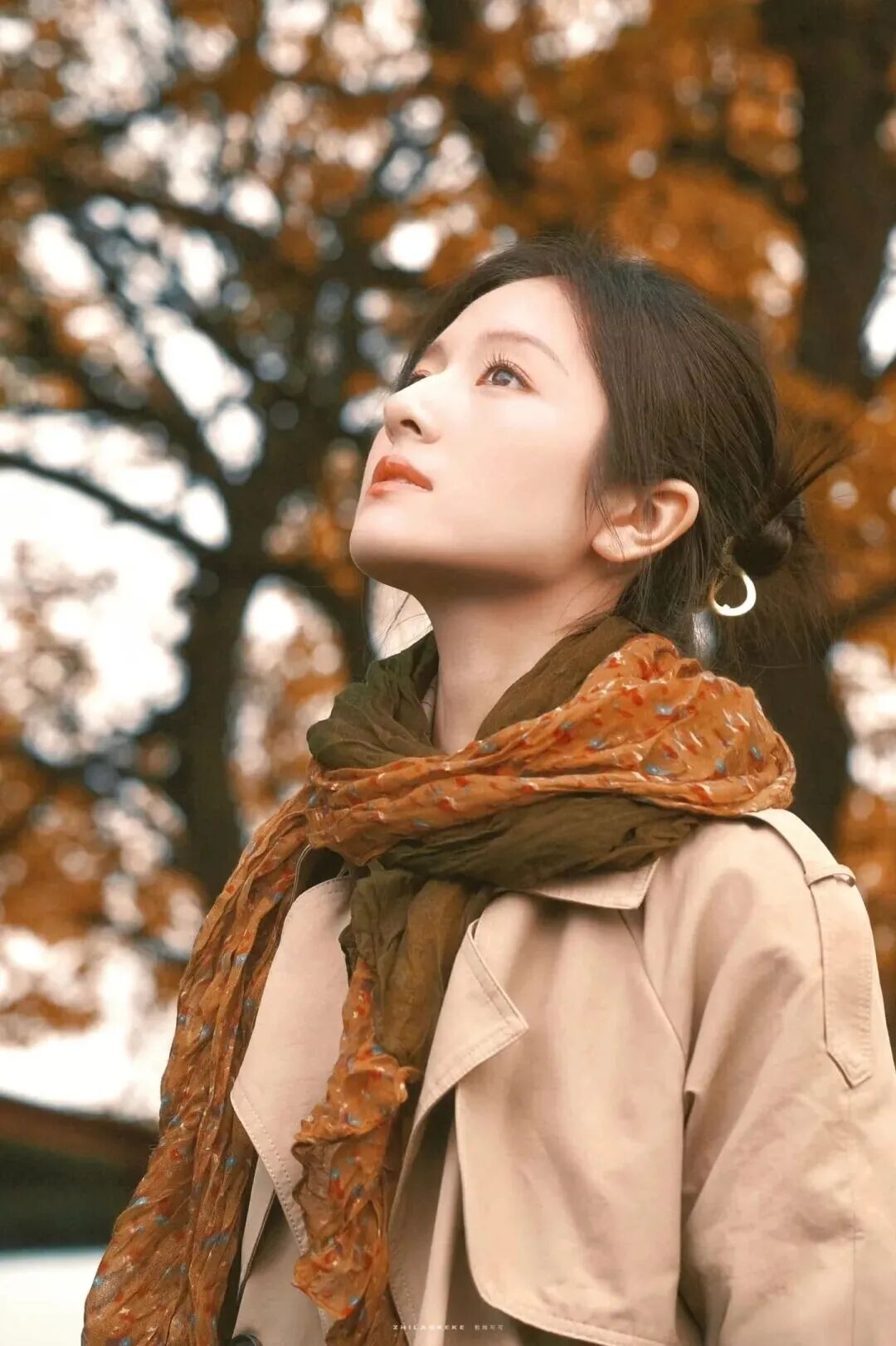 跟着明星学拍照摆姿:5招拿捏松弛氛围感-第3张图片-风享汇 跟着明星学拍照摆姿:5招拿捏松弛氛围感-第3张图片-风享汇