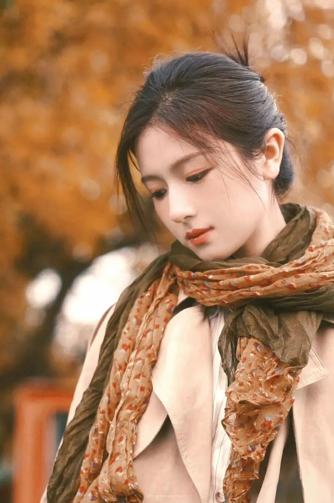 跟着明星学拍照摆姿:5招拿捏松弛氛围感-第6张图片-风享汇 跟着明星学拍照摆姿:5招拿捏松弛氛围感-第6张图片-风享汇