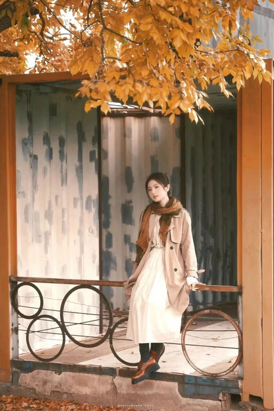 跟着明星学拍照摆姿:5招拿捏松弛氛围感-第5张图片-风享汇 跟着明星学拍照摆姿:5招拿捏松弛氛围感-第5张图片-风享汇