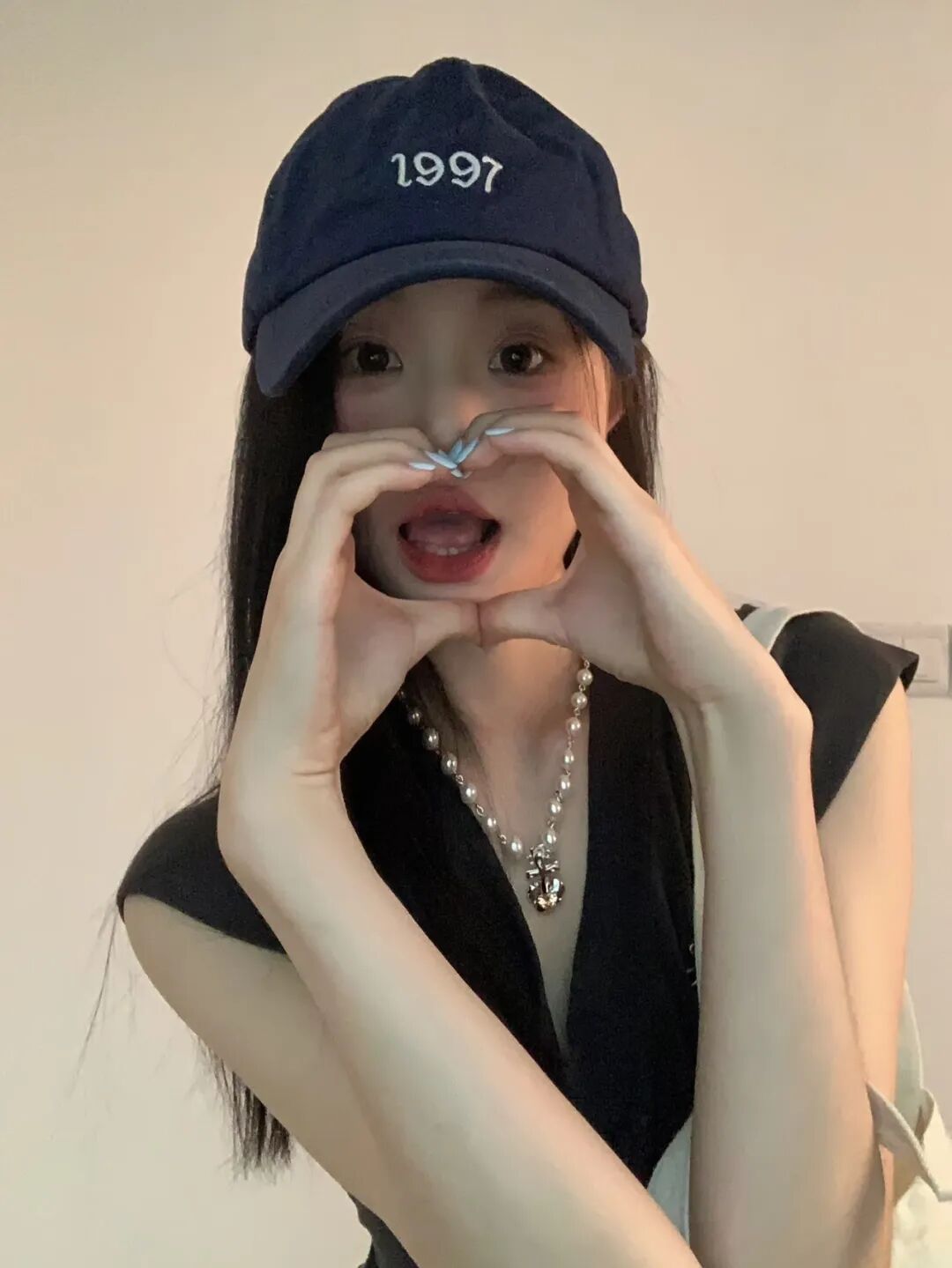 韩系ins风拍照摆姿:7个姿势松弛甜酷感拉满-第2张图片-风享汇 韩系ins风拍照摆姿:7个姿势松弛甜酷感拉满-第2张图片-风享汇