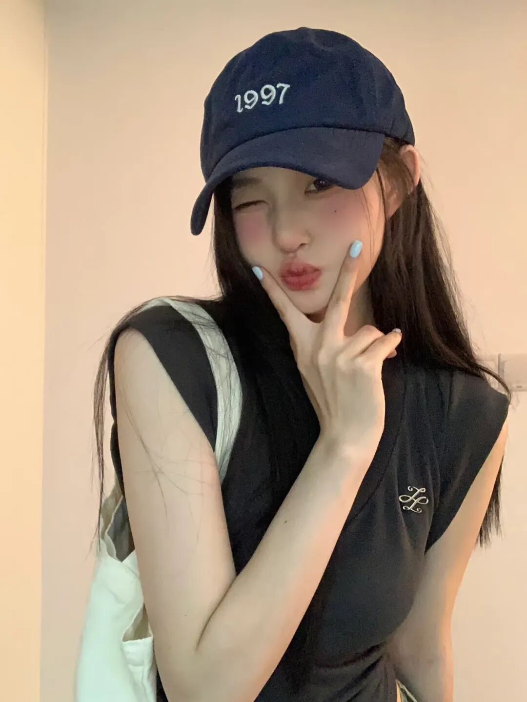 韩系ins风拍照摆姿:7个姿势松弛甜酷感拉满-第5张图片-风享汇 韩系ins风拍照摆姿:7个姿势松弛甜酷感拉满-第5张图片-风享汇