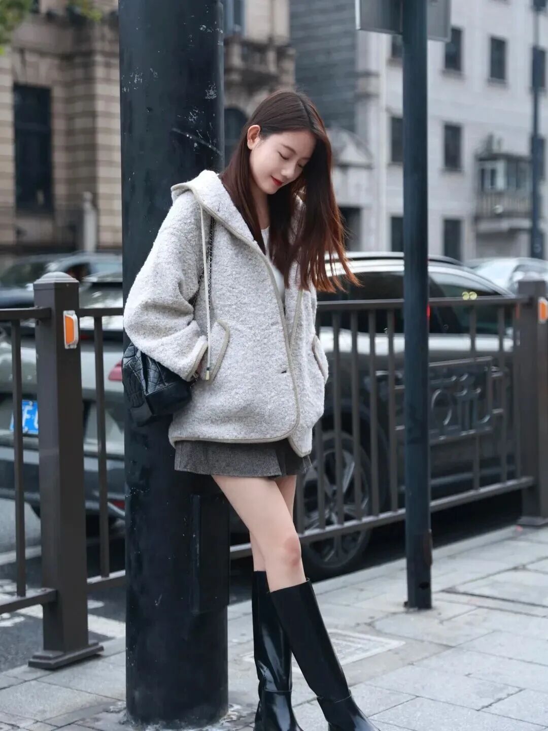格雷系街拍摆姿｜6个动作拿捏秋冬氛围感-第6张图片-风享汇