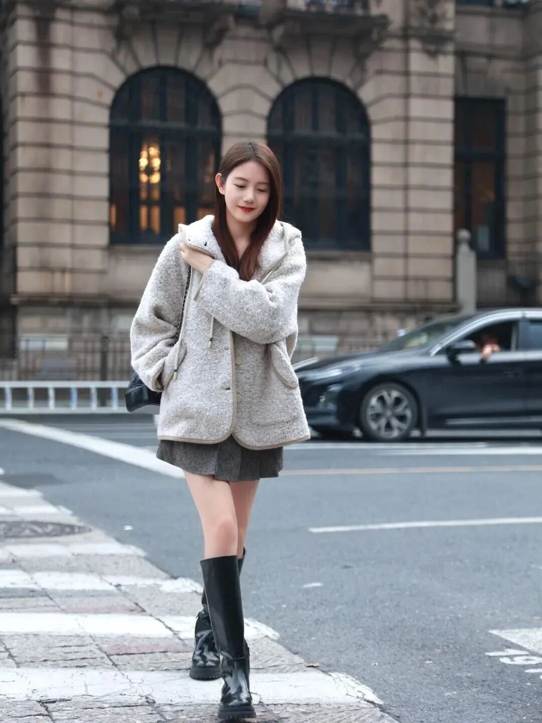 格雷系街拍摆姿｜6个动作拿捏秋冬氛围感-第4张图片-风享汇