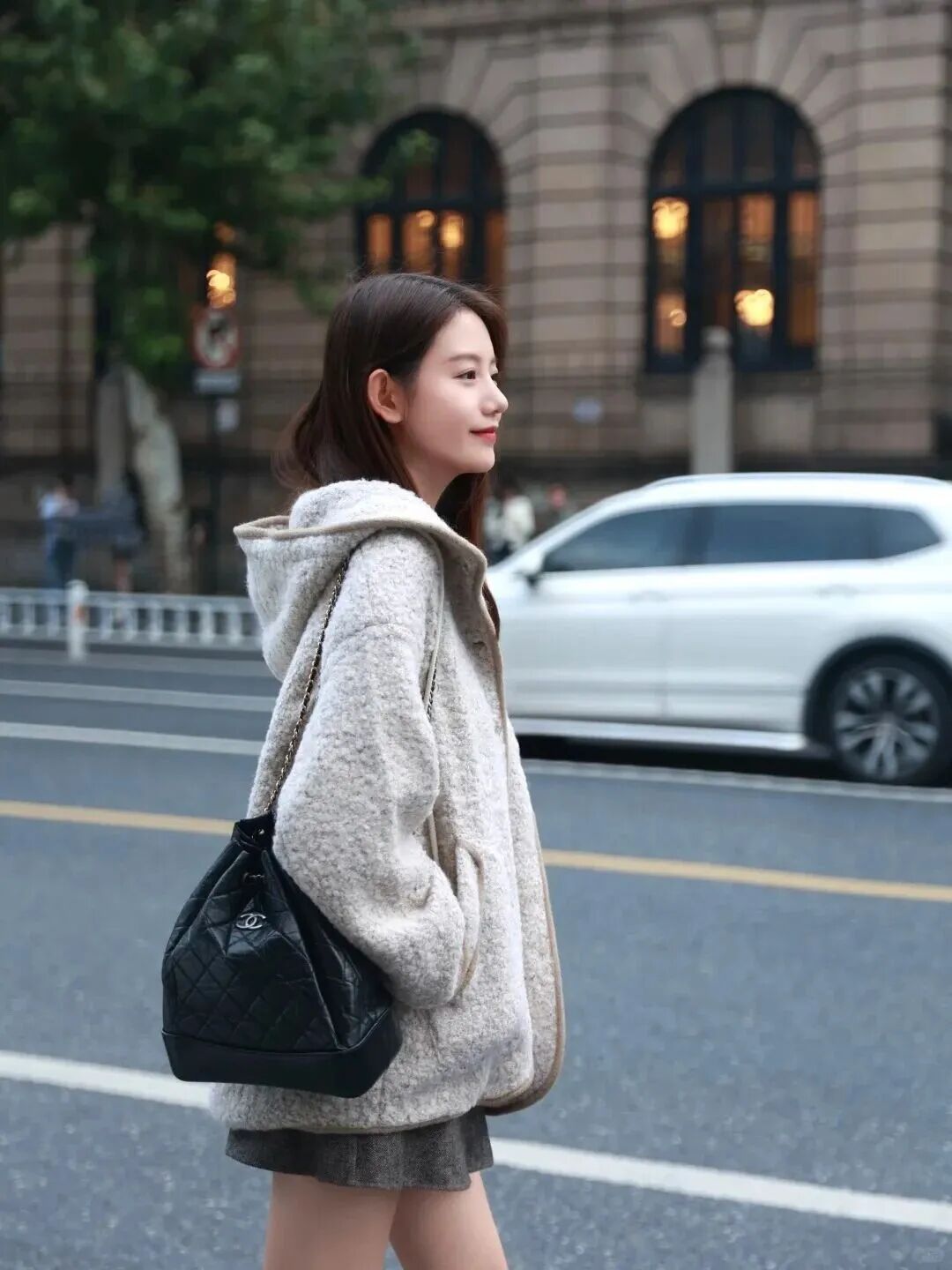 格雷系街拍摆姿｜6个动作拿捏秋冬氛围感-第7张图片-风享汇