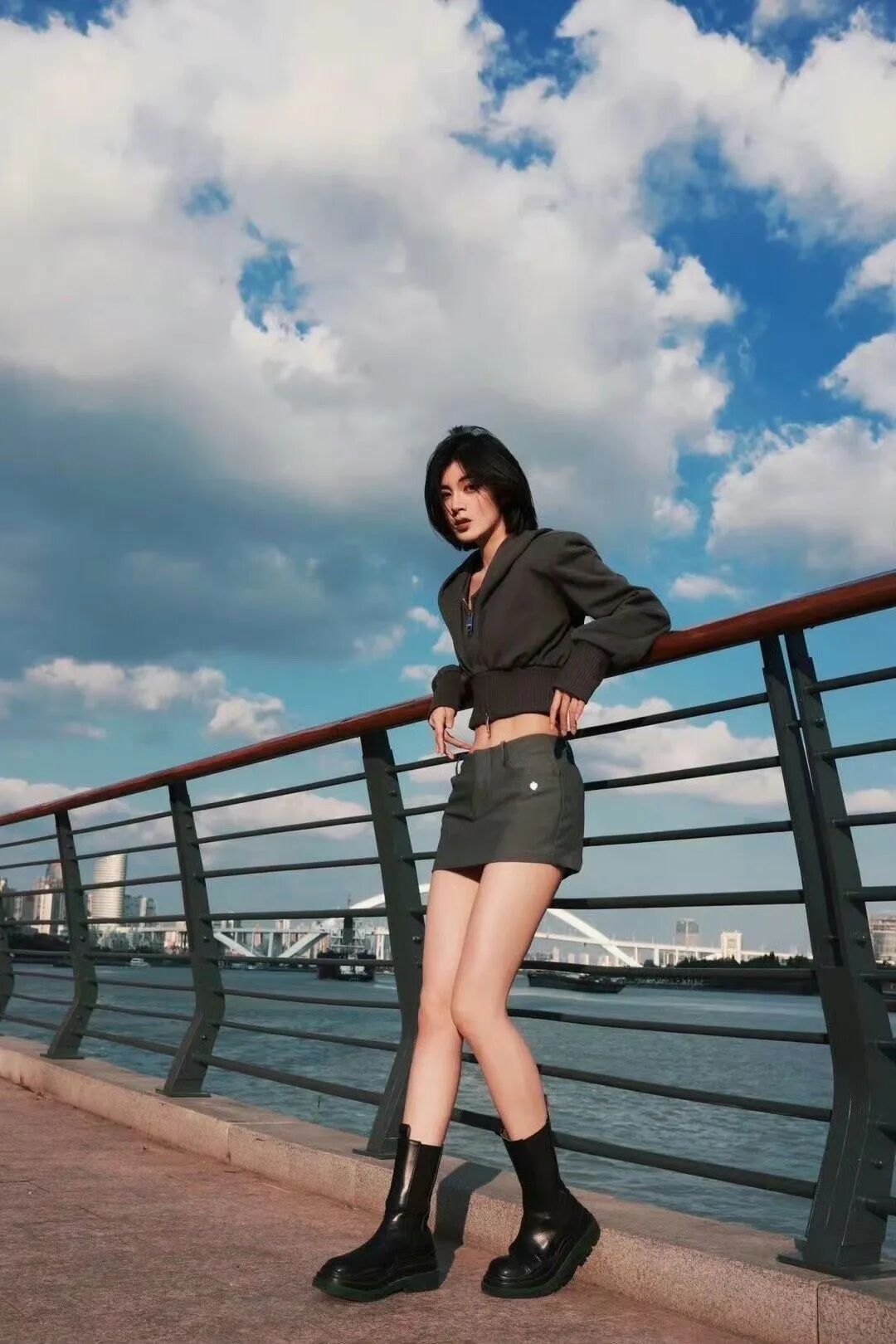 江边拍照不尴尬！9个松弛感摆姿，随手拍都是大片-第4张图片-风享汇