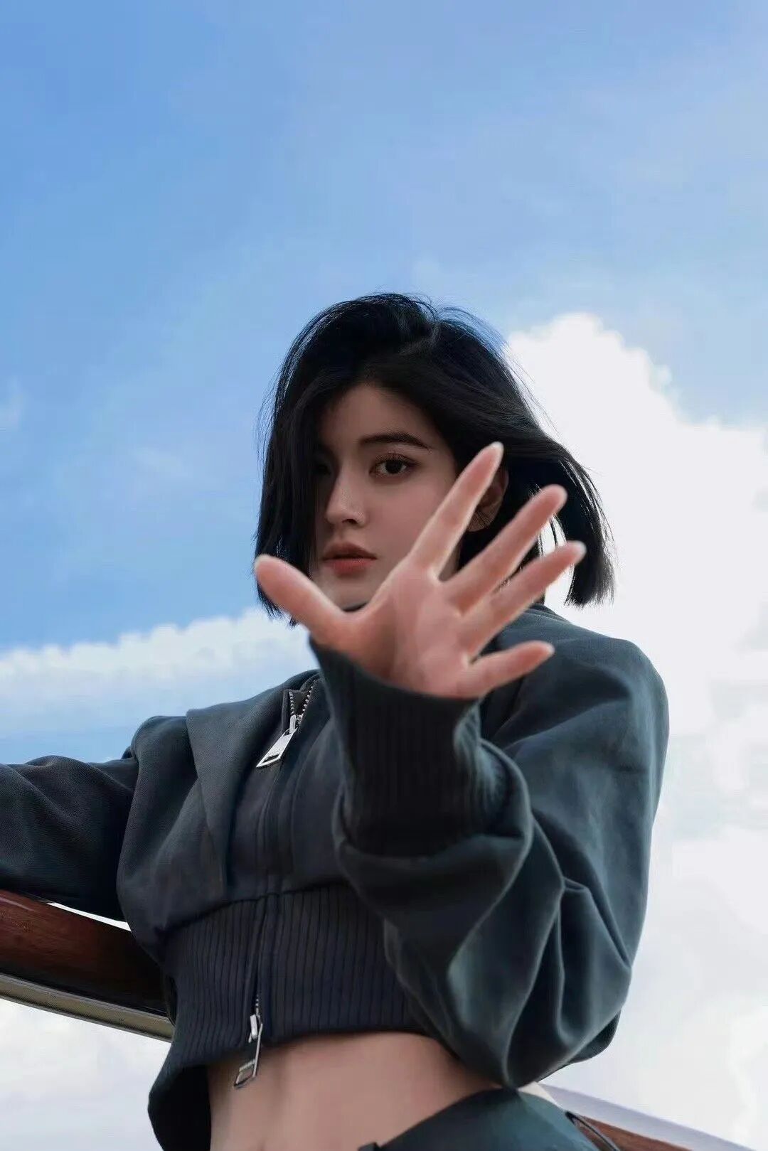 江边拍照不尴尬！9个松弛感摆姿，随手拍都是大片-第2张图片-风享汇