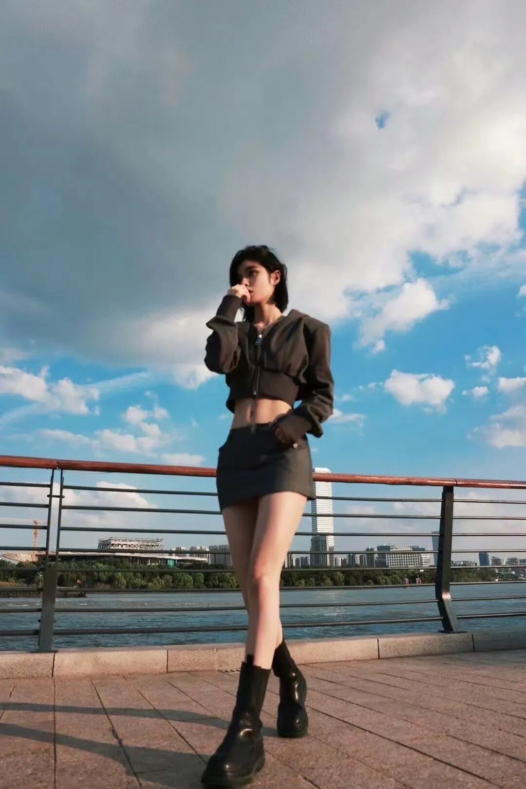 江边拍照不尴尬！9个松弛感摆姿，随手拍都是大片-第8张图片-风享汇