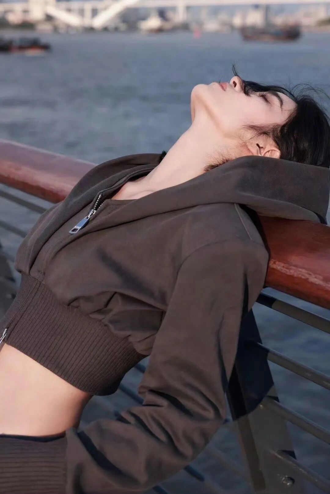 江边拍照不尴尬！9个松弛感摆姿，随手拍都是大片-第7张图片-风享汇