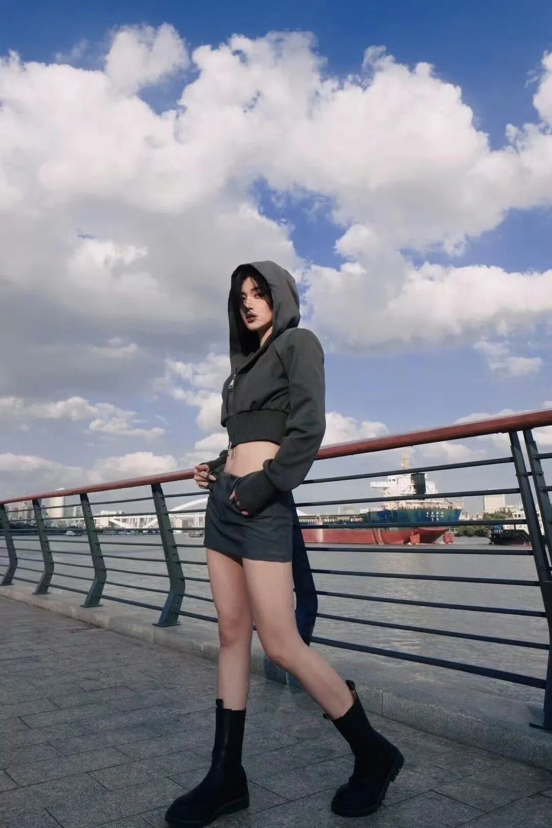 江边拍照不尴尬！9个松弛感摆姿，随手拍都是大片-第6张图片-风享汇