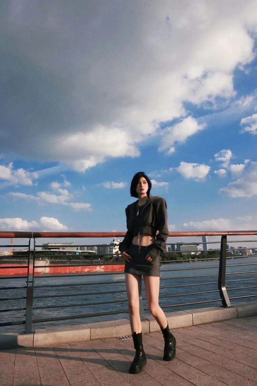 江边拍照不尴尬！9个松弛感摆姿，随手拍都是大片-第5张图片-风享汇