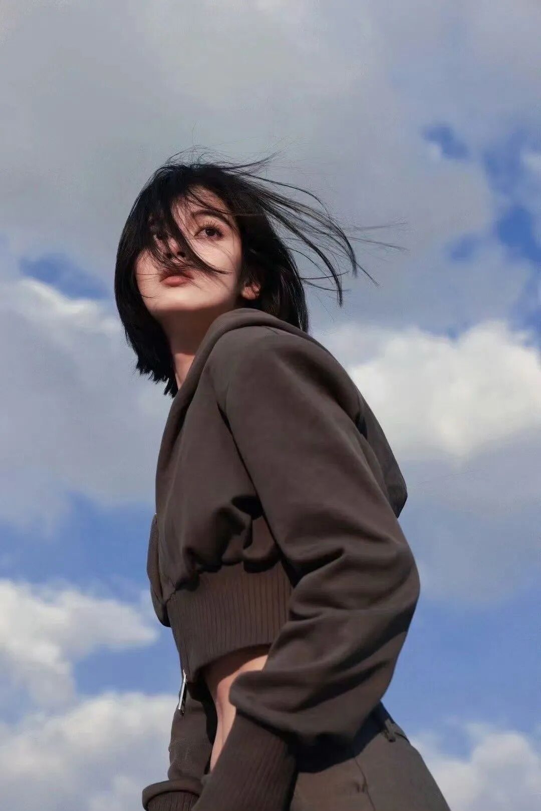 江边拍照不尴尬！9个松弛感摆姿，随手拍都是大片-第10张图片-风享汇