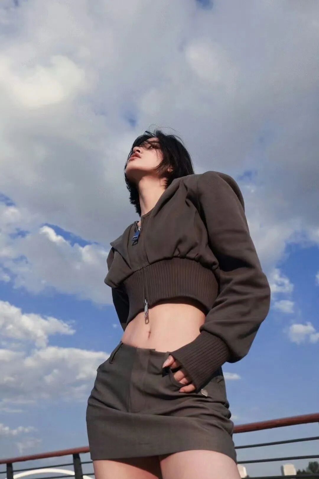 江边拍照不尴尬！9个松弛感摆姿，随手拍都是大片-第9张图片-风享汇