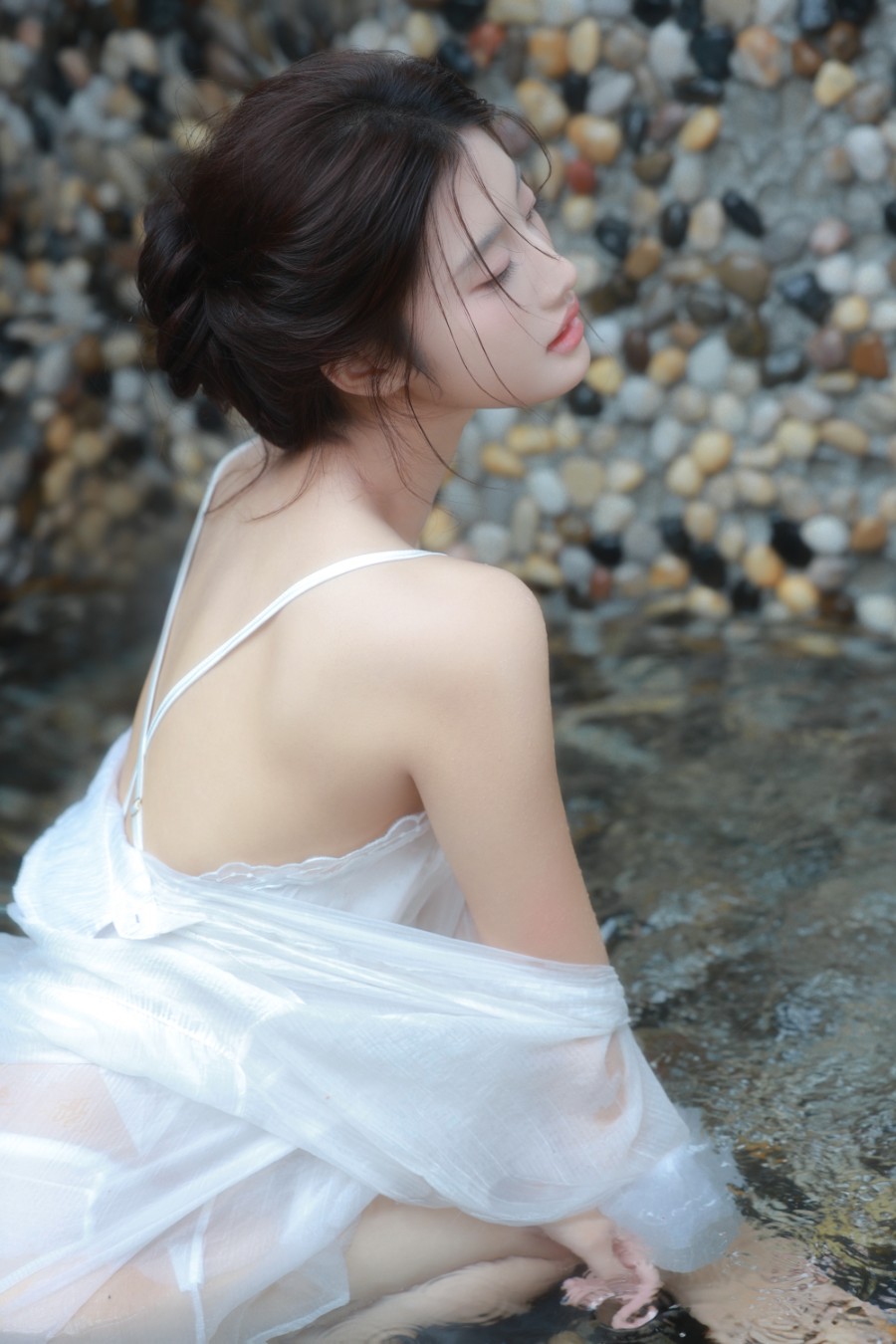 清泉石上，白衣佳人静享自然之韵‌-第6张图片-风享汇