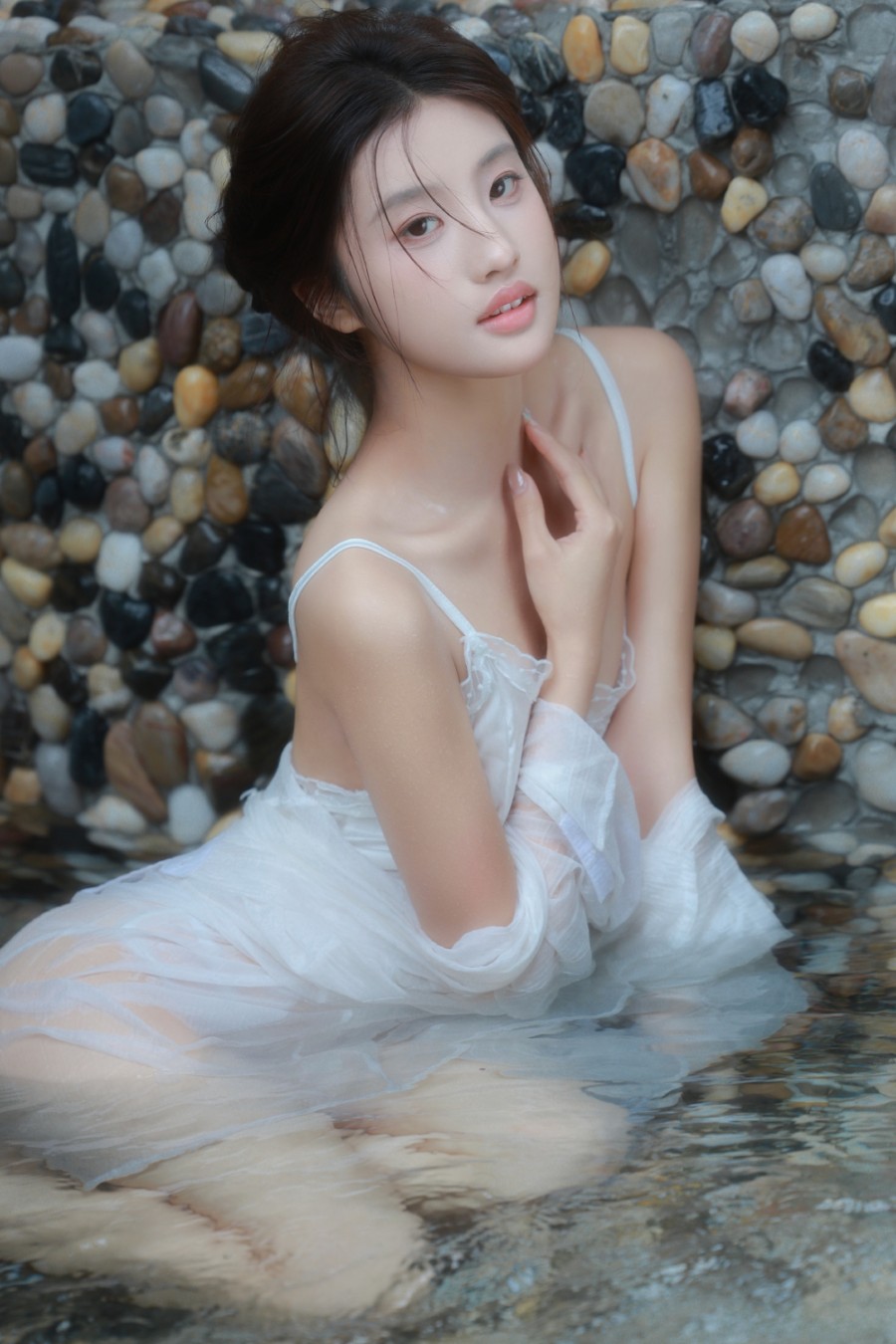 清泉石上，白衣佳人静享自然之韵‌-第5张图片-风享汇