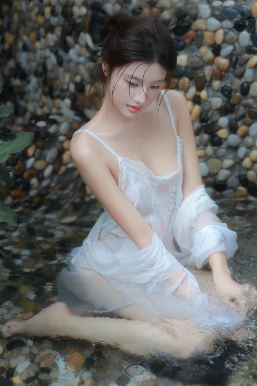 清泉石上，白衣佳人静享自然之韵‌-第1张图片-风享汇