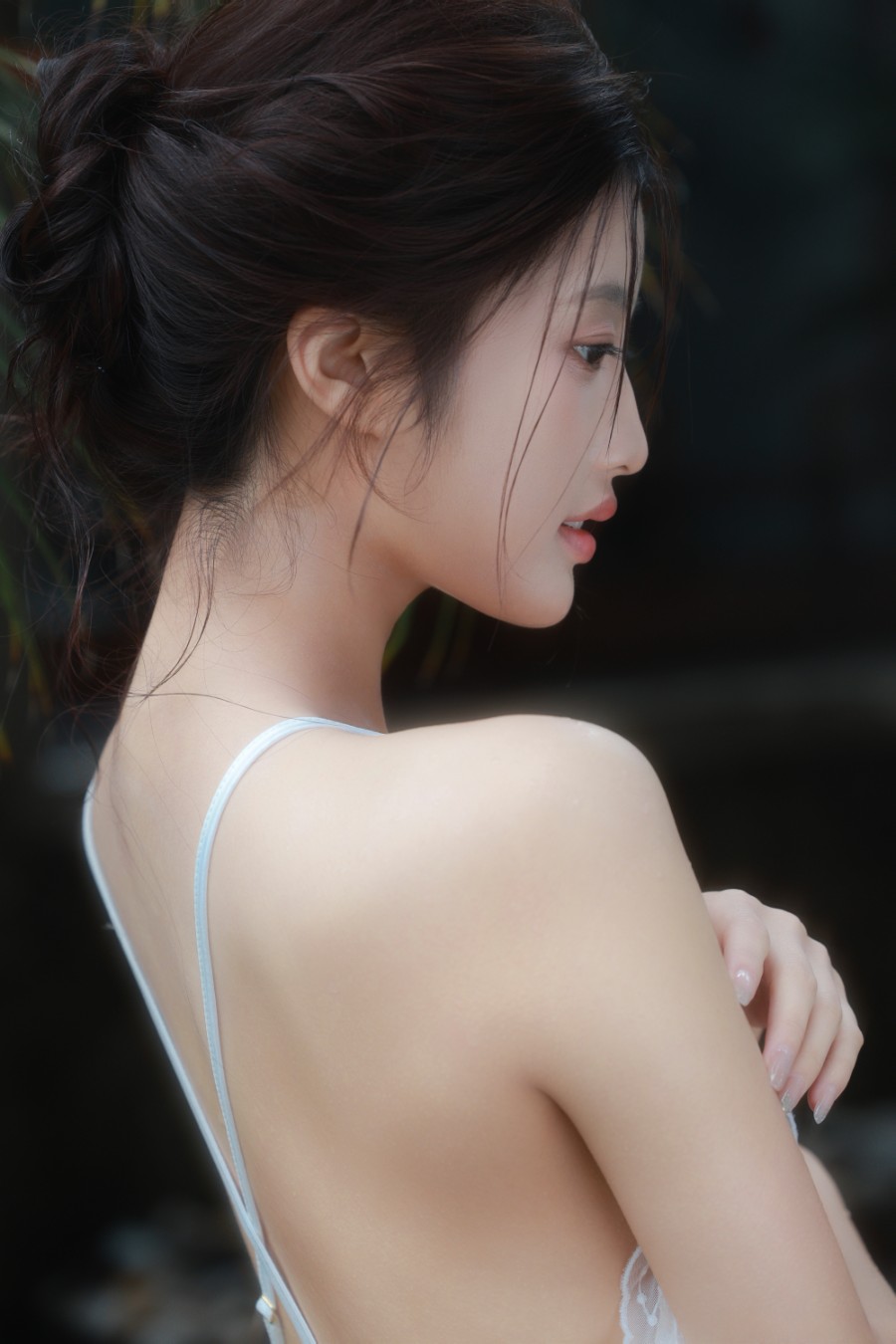 清泉石上，白衣佳人静享自然之韵‌-第3张图片-风享汇